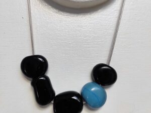 collier turquoise et noir perles de verre galets collier turquoise et noir perles de verre galets