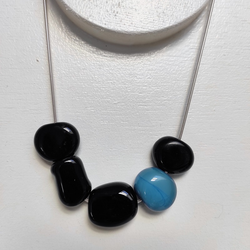 collier turquoise et noir perles de verre galets