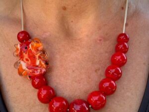 creation artisanale en verre rouge et orange