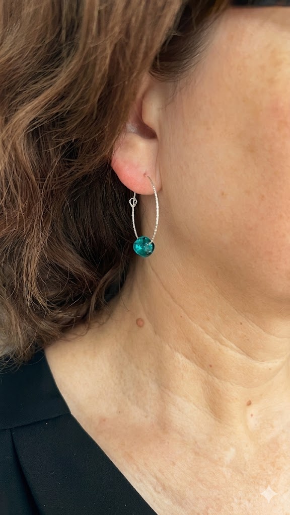 Créoles Scintillantes en Argent 925 et Perle de Murano Facettée - Vert Émeraude – Image 2