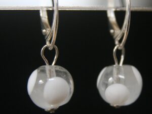 dormeuse argent perle de verre transparente pois blancs