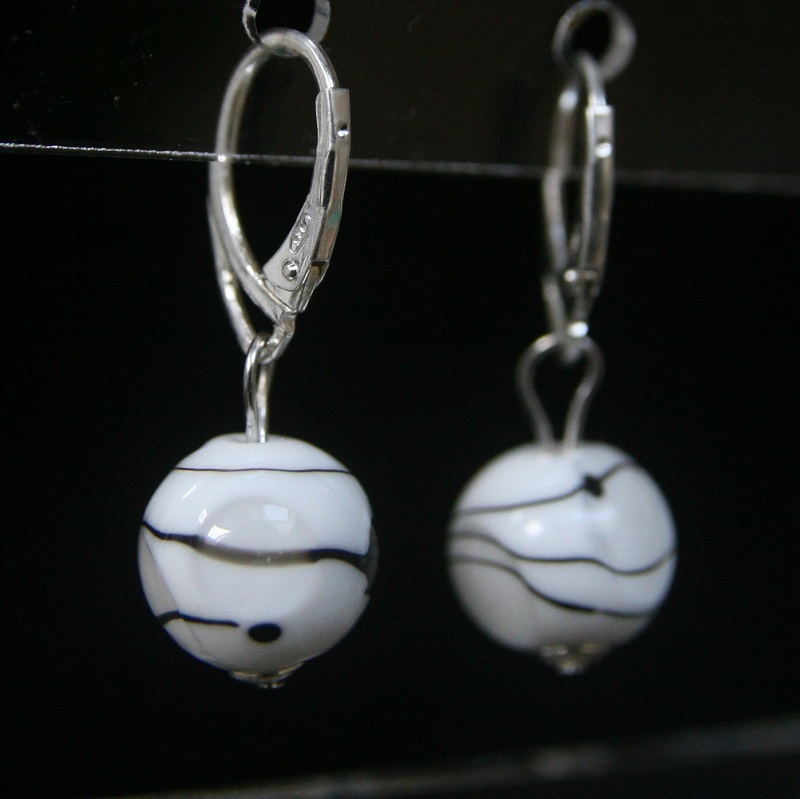 dormeuse en argent avec perle de verre blanc et noir à vague