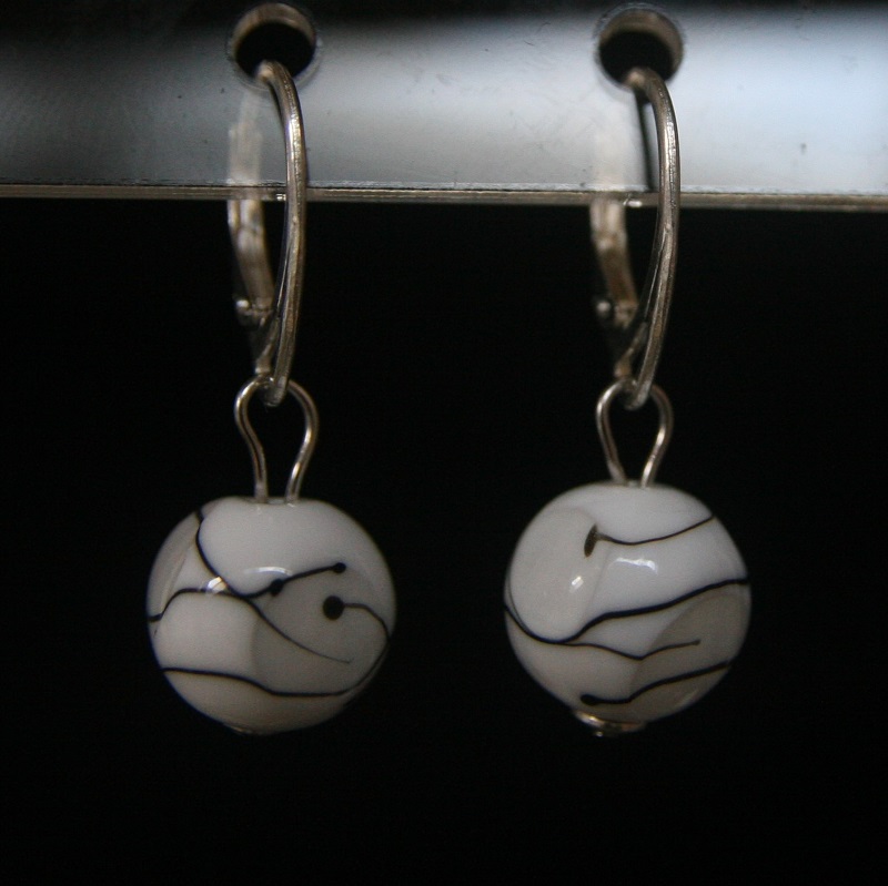 dormeuse en argent perle de verre blanc et noir à vague