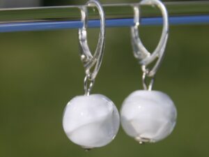 dormeuse en argent perle de verre blanche enrobee de transparent