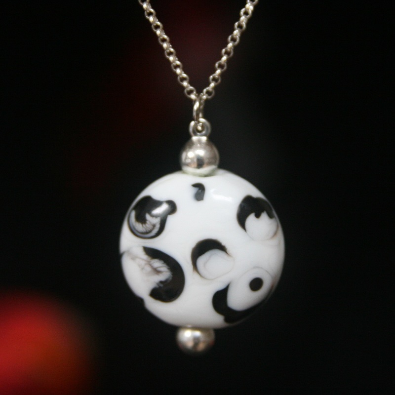 Bijou pendentif perle de verre de murano coloris noir et blanc Aloha – Image 2