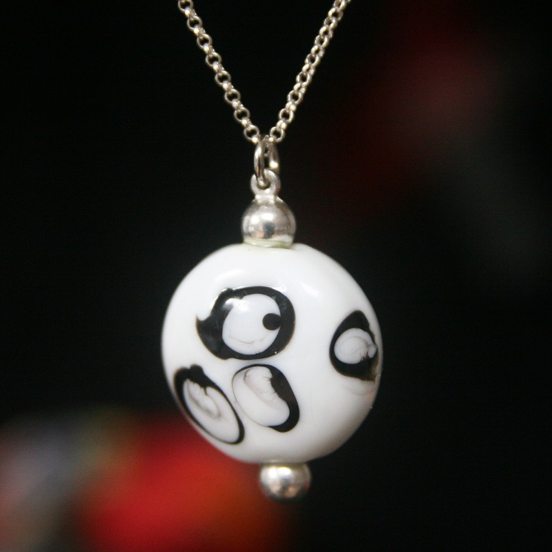 pendentif noir et blanc opaque