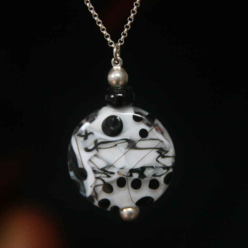 Bijou pendentif perle de verre de murano coloris noir et blanc Asfora – Image 2