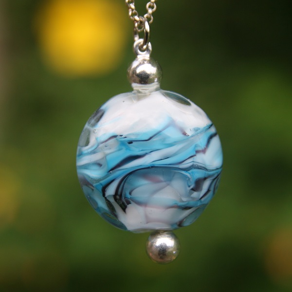 voici un pendentif dans les tons turquoise et blanc