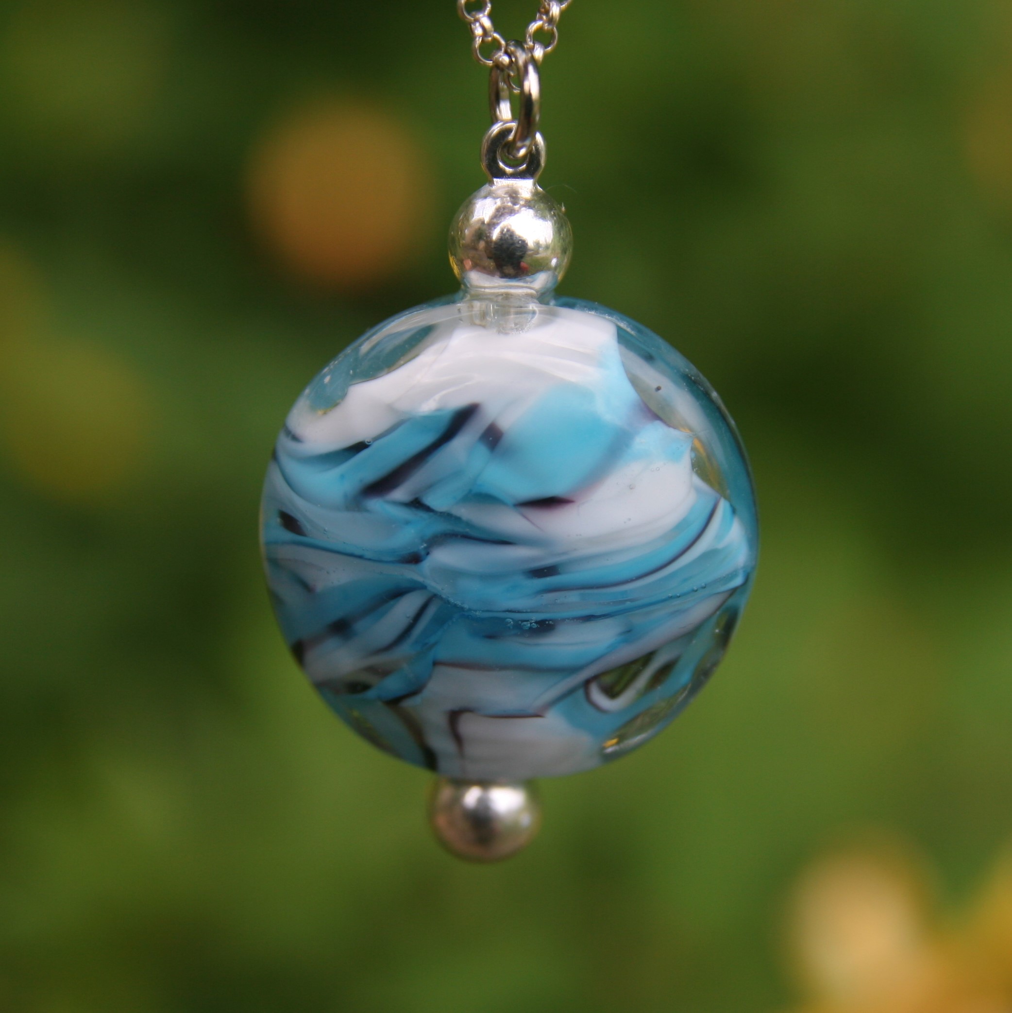 Bijou pendentif perle de verre de murano coloris blanc et turquoise clair
