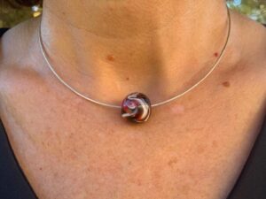 pushi cable argent et perle de verre rouge noire